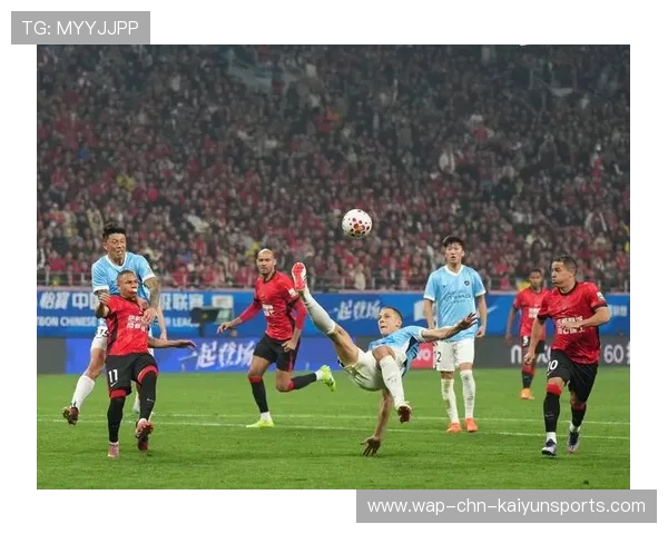 深圳新鹏城边路连续传中，禁区内解围忙成一团